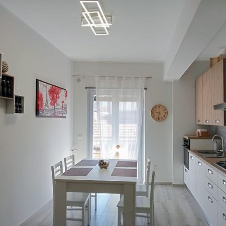 Appartamento Moderno In Centro Citta SantʼAgata di Militello Exterior foto