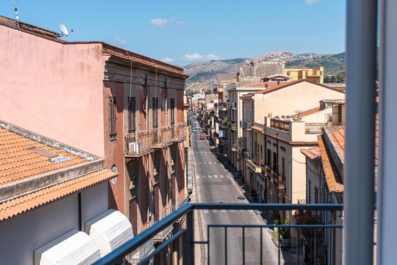 Appartamento Moderno In Centro Citta SantʼAgata di Militello Exterior foto